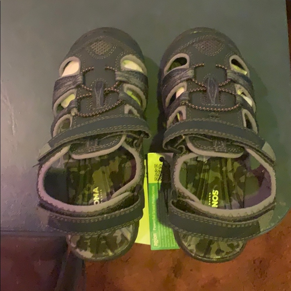 Boy’s sandals size 1